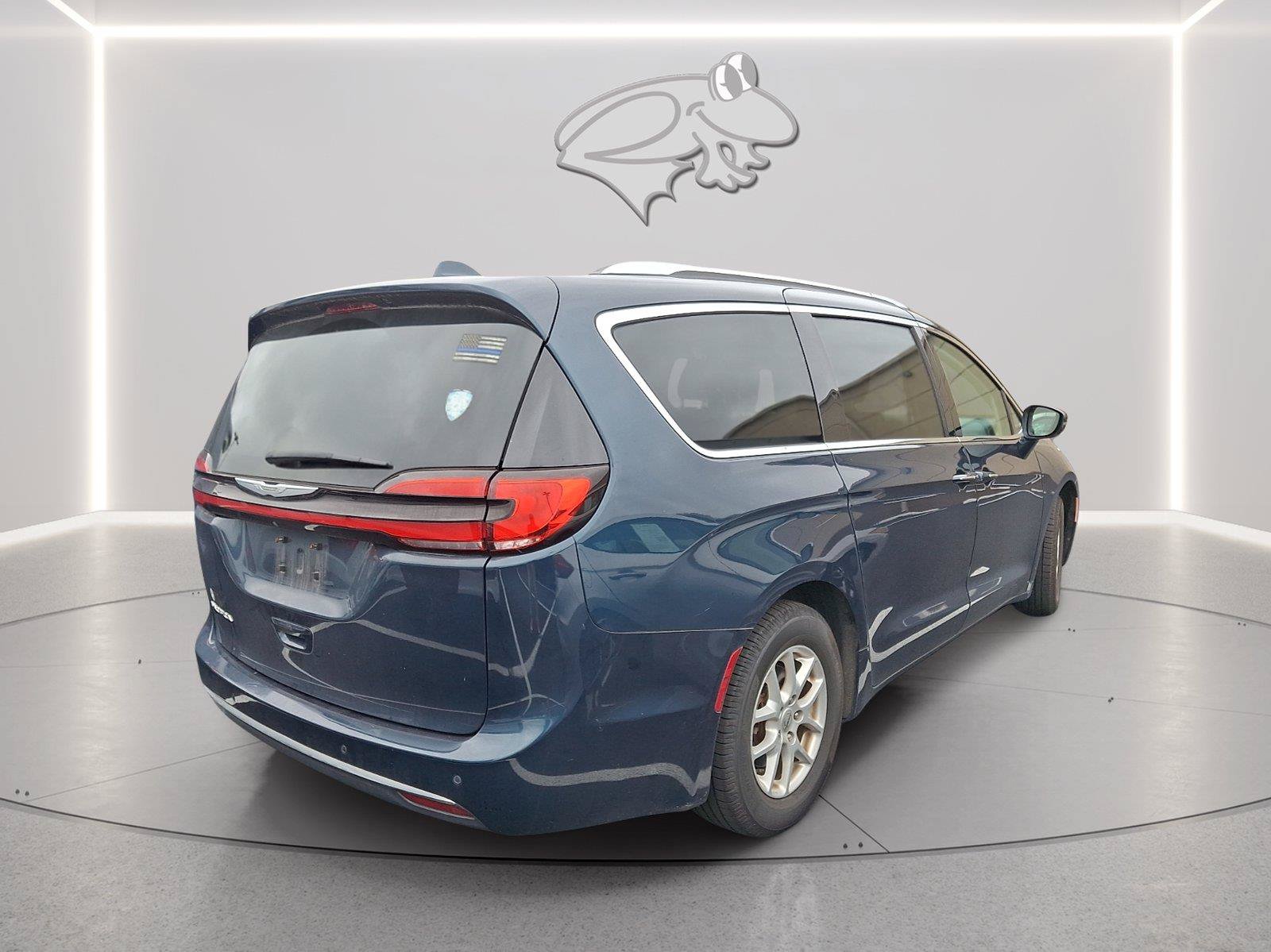 Used 2021 Chrysler Pacifica Touring-L w/ Uconnect Theater Family Group FWD image 4