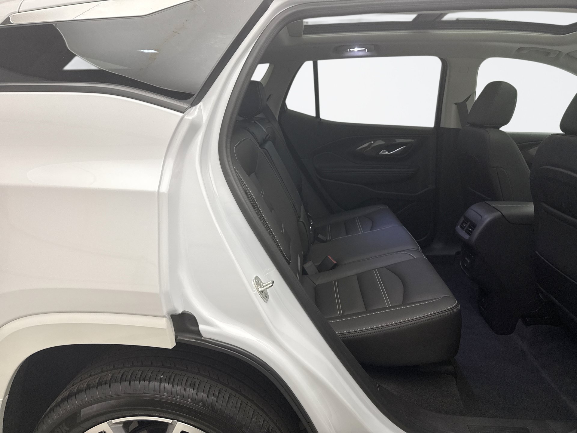 Used 2024 GMC Terrain Denali w/ Denali Premium Package AWD/4WD image 21