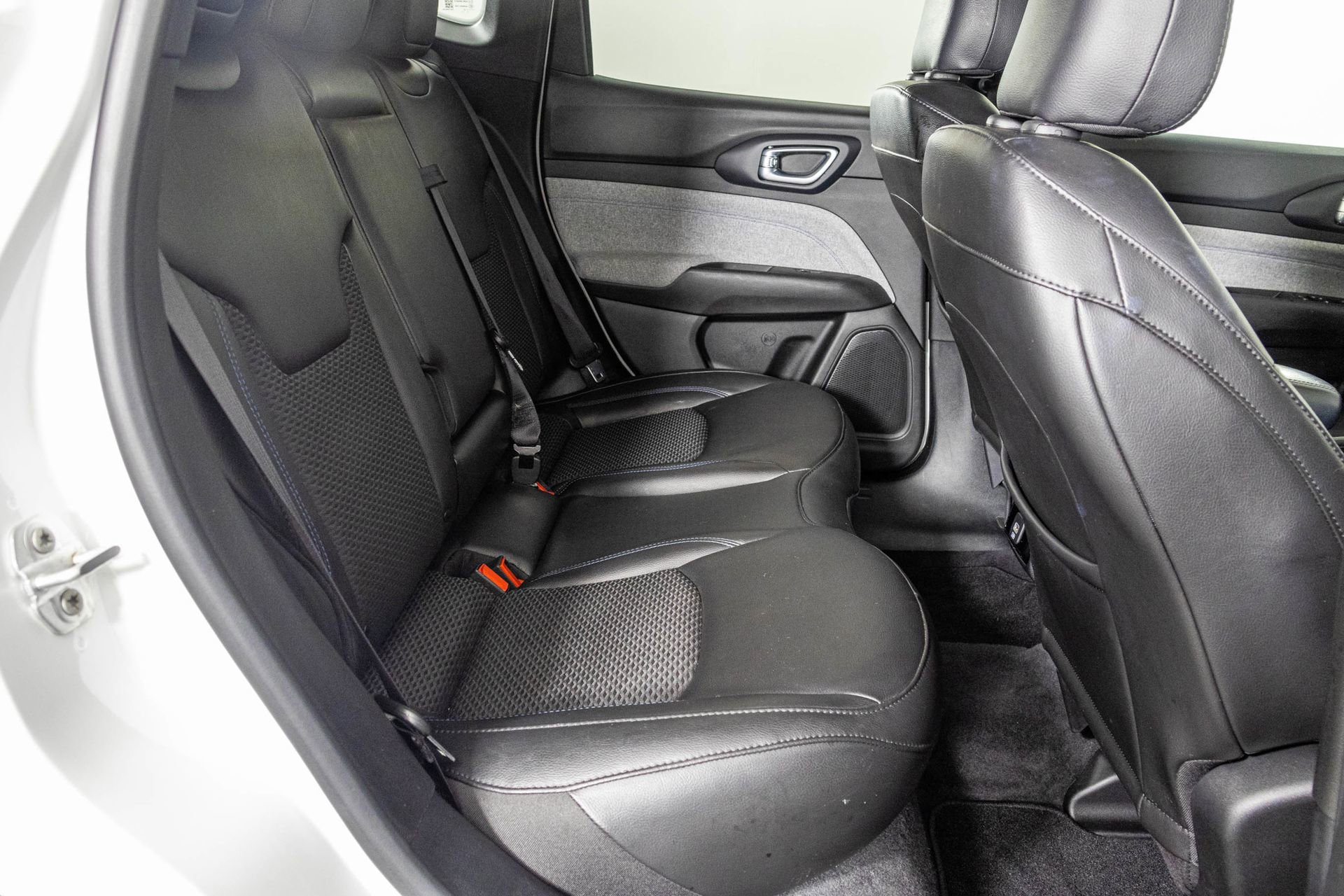 Used 2023 Jeep Compass Latitude image 40