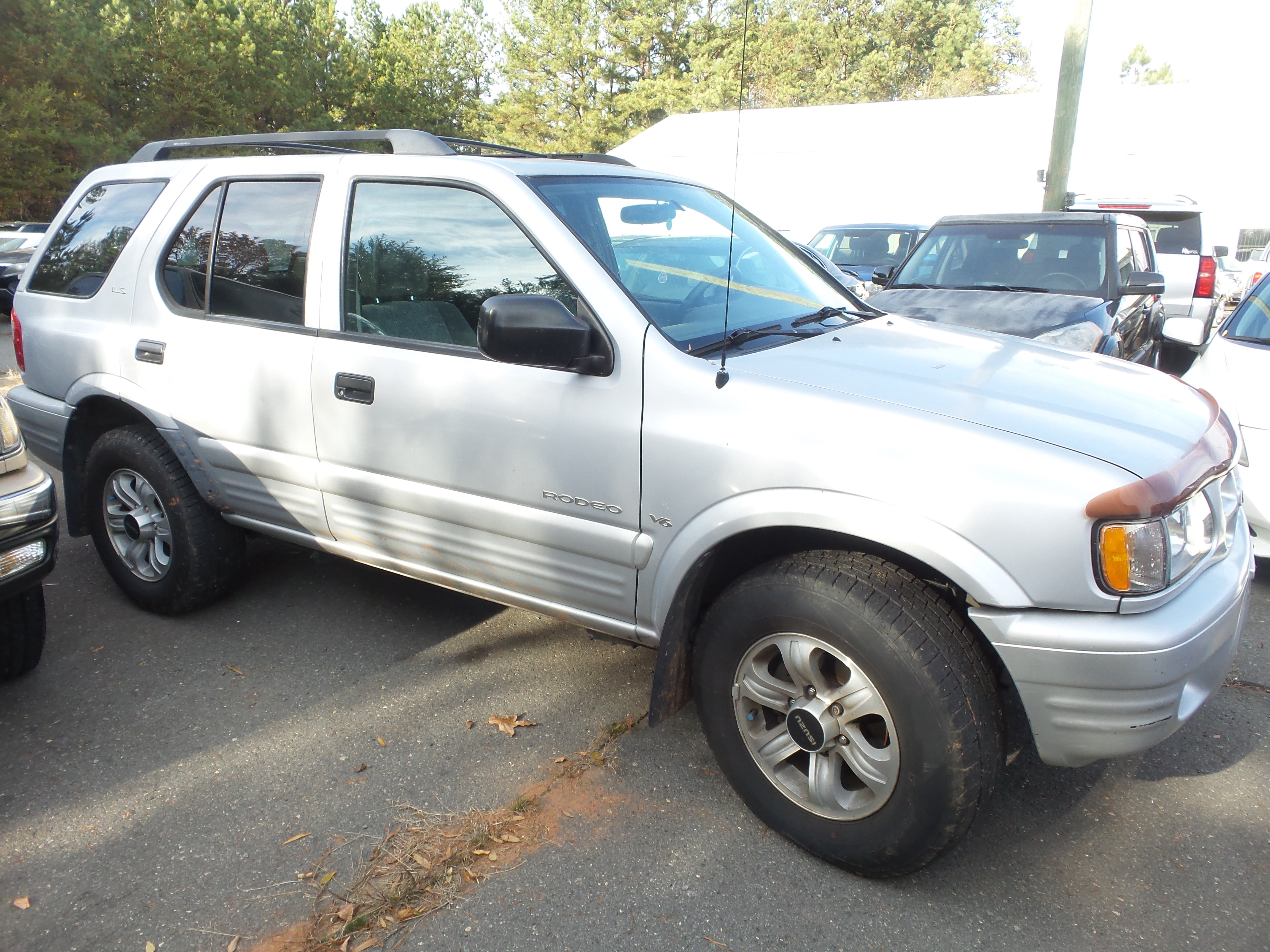Used 2001 Isuzu Rodeo S RWD image 3