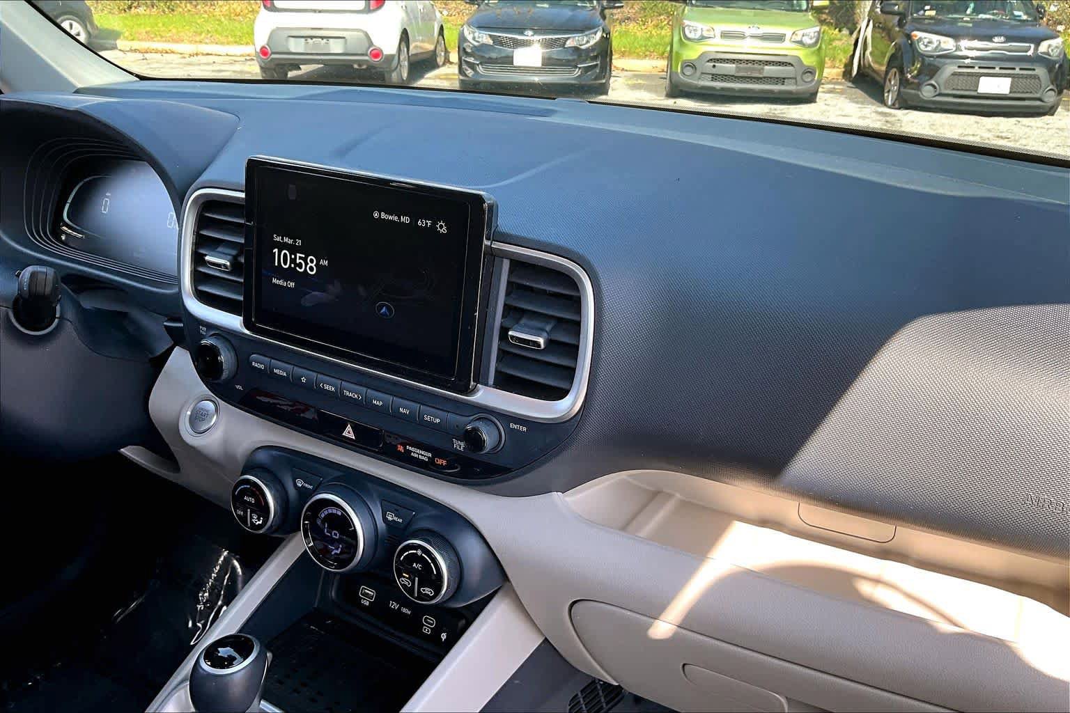 Used 2024 Hyundai Venue Limited FWD image 17