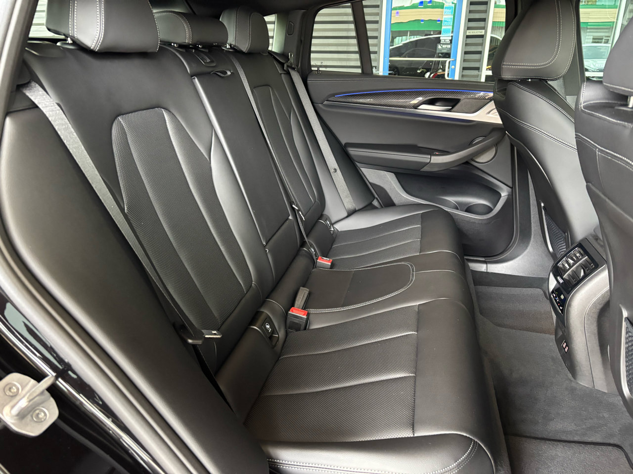 Used 2025 BMW X4 M40i w/ Premium Package image 25