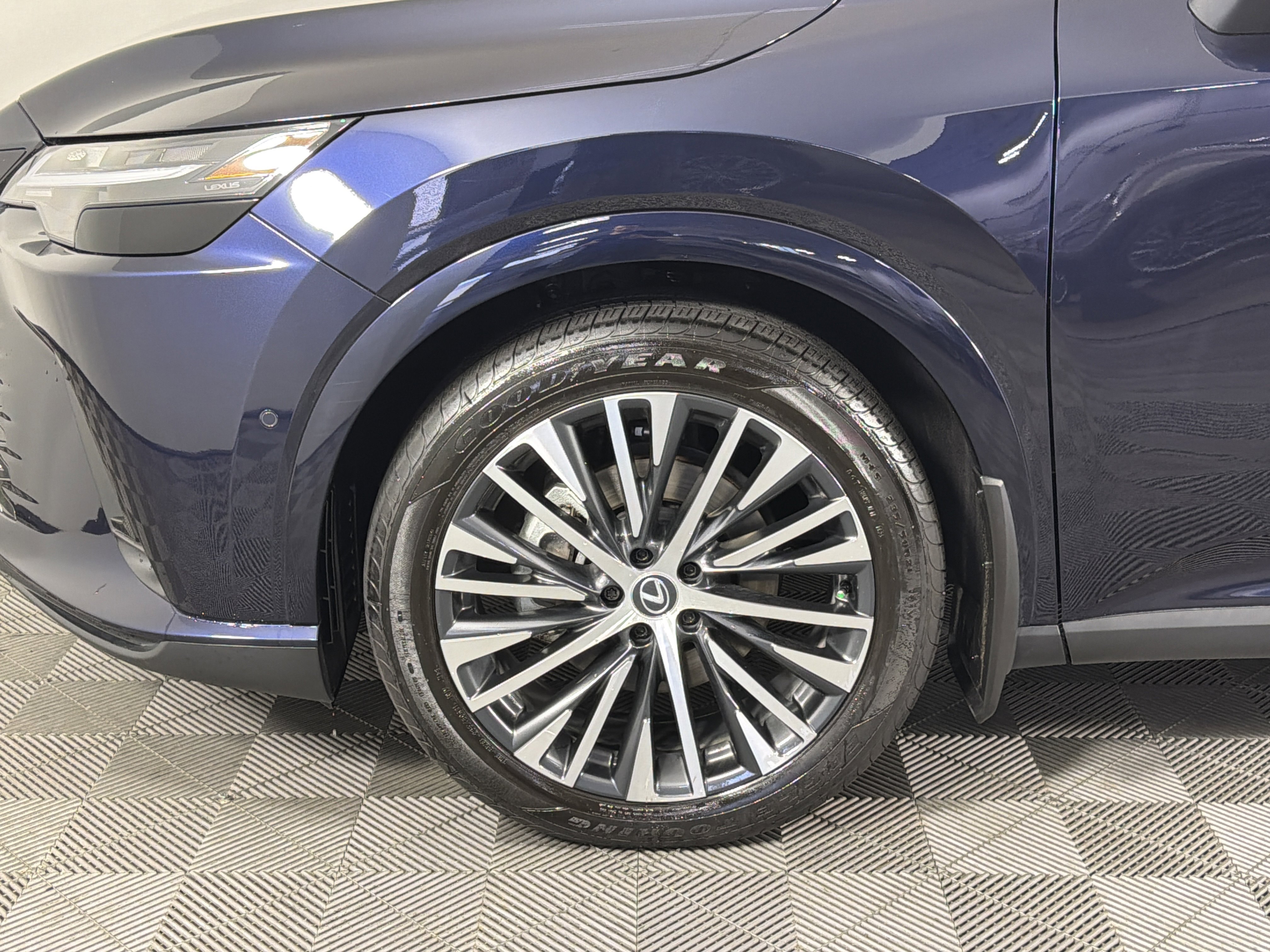 Used 2025 Lexus RX 350 w/ Convenience Package AWD/4WD image 4