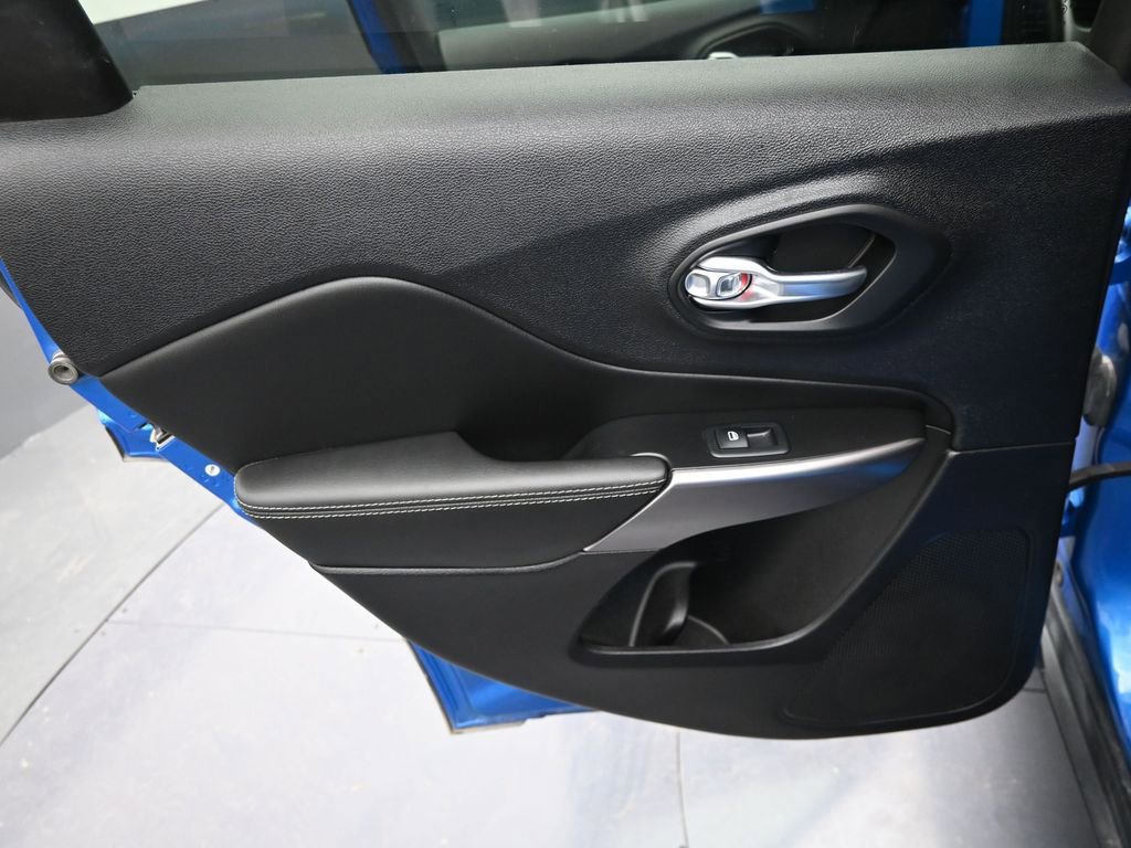 Used 2022 Jeep Cherokee Latitude Lux w/ Sun & Sound Group image 28