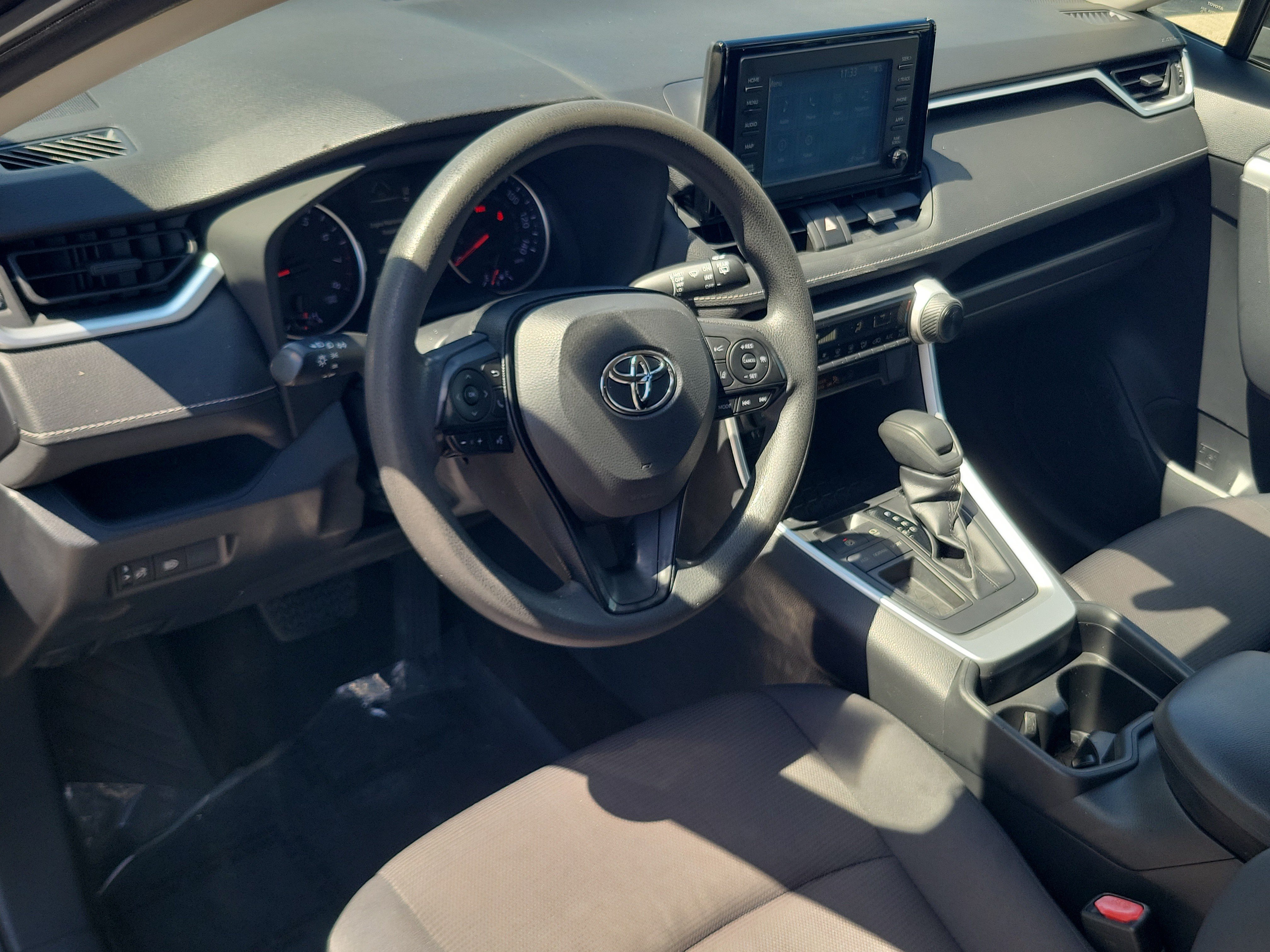 Used 2019 Toyota RAV4 LE FWD image 9