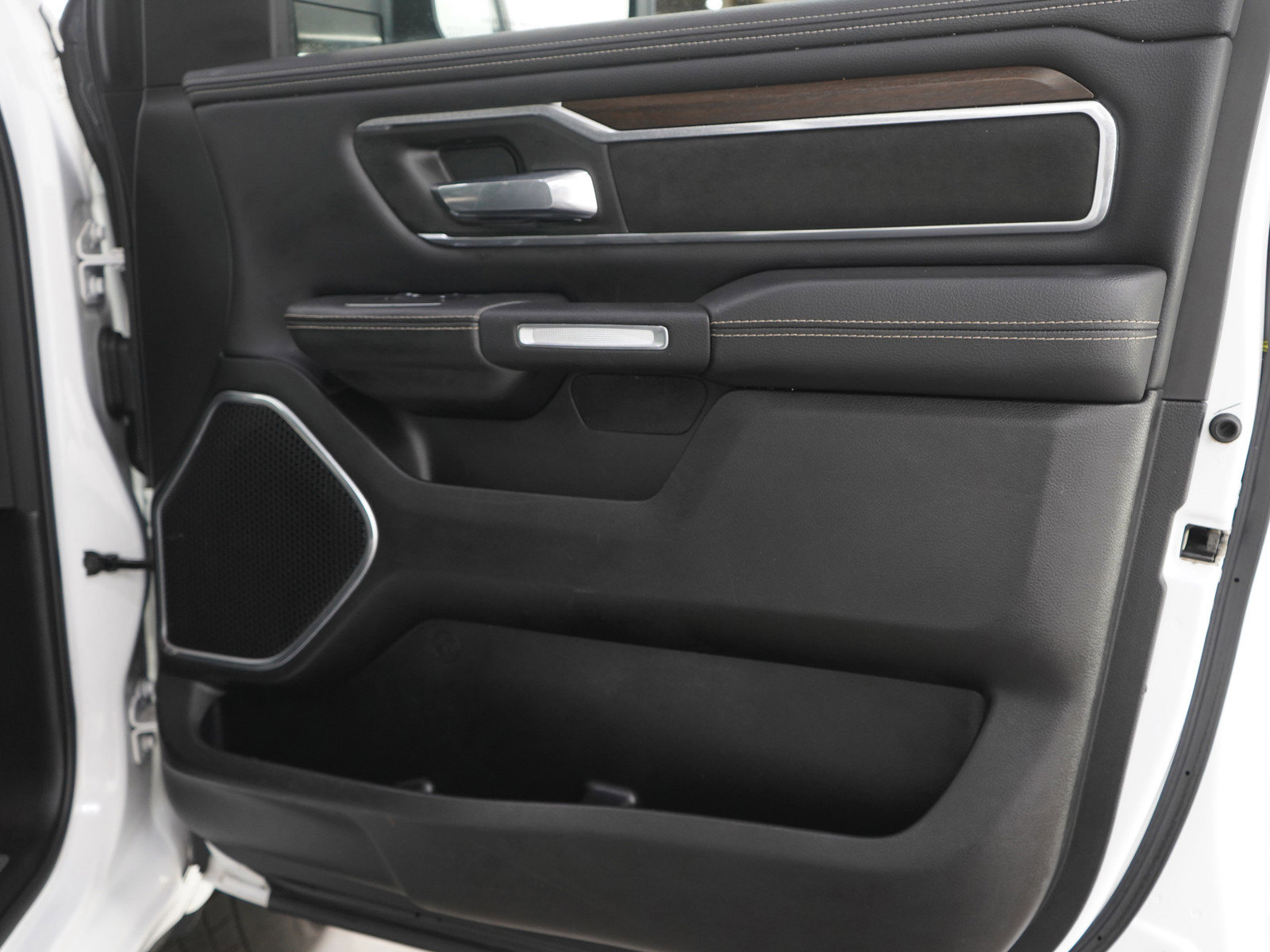 Used 2021 RAM 1500 Laramie AWD/4WD image 9
