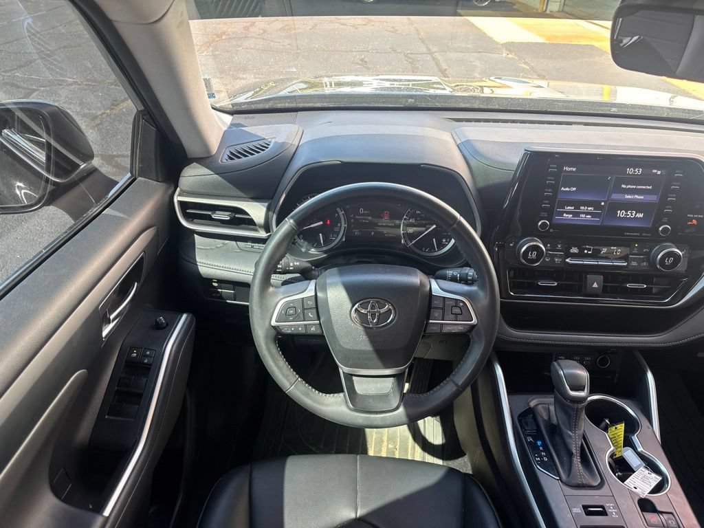 Used 2022 Toyota Highlander XLE AWD/4WD image 3