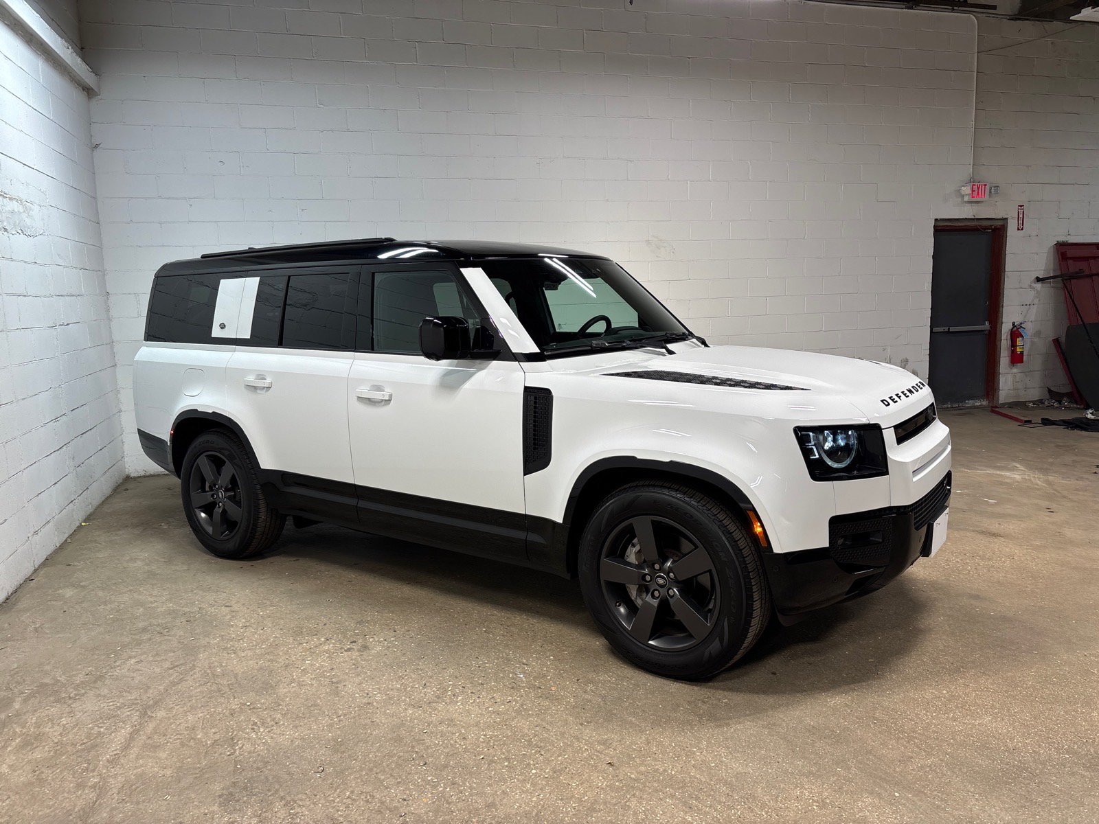 Used 2023 Land Rover Defender 130 X-Dynamic SE AWD/4WD image 5