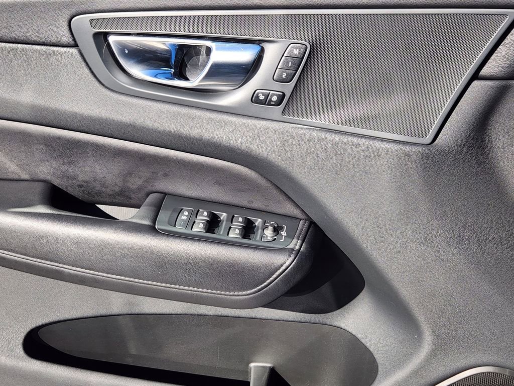 Used 2023 Volvo XC60 B5 Plus image 12