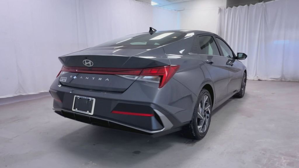 Used 2025 Hyundai Elantra SEL image 8