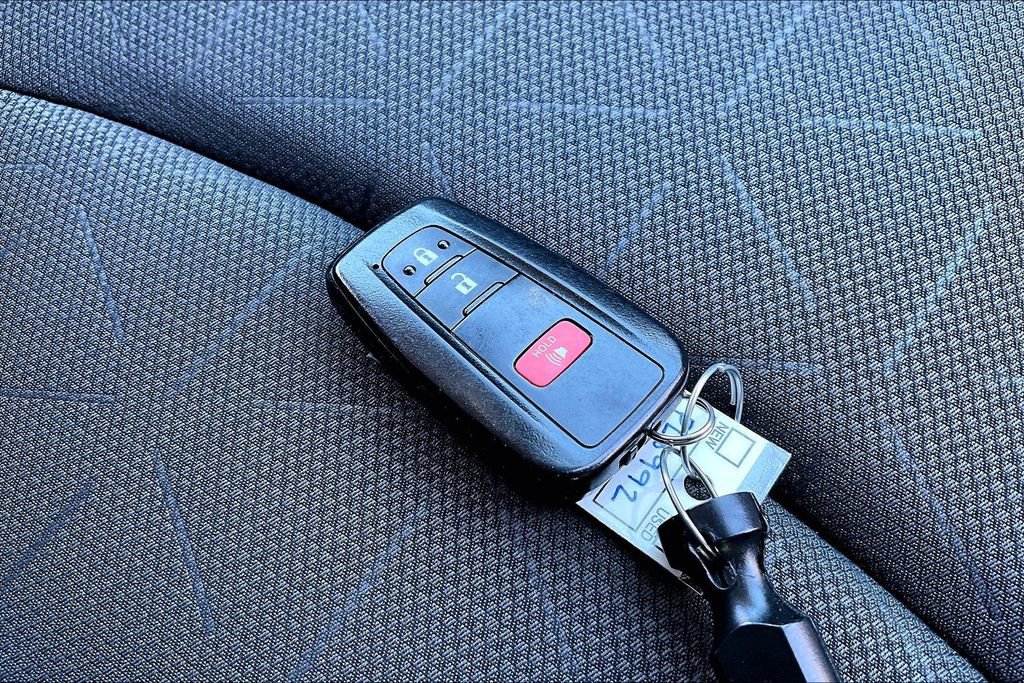 Used 2025 Toyota RAV4 XLE AWD/4WD image 11