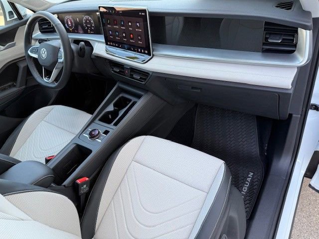 New 2025 Volkswagen Tiguan SE image 17