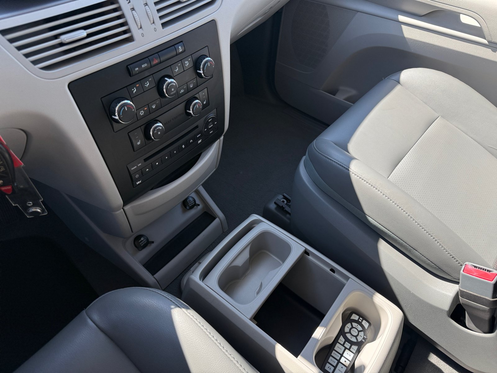 Used 2011 Volkswagen Routan SE FWD image 13