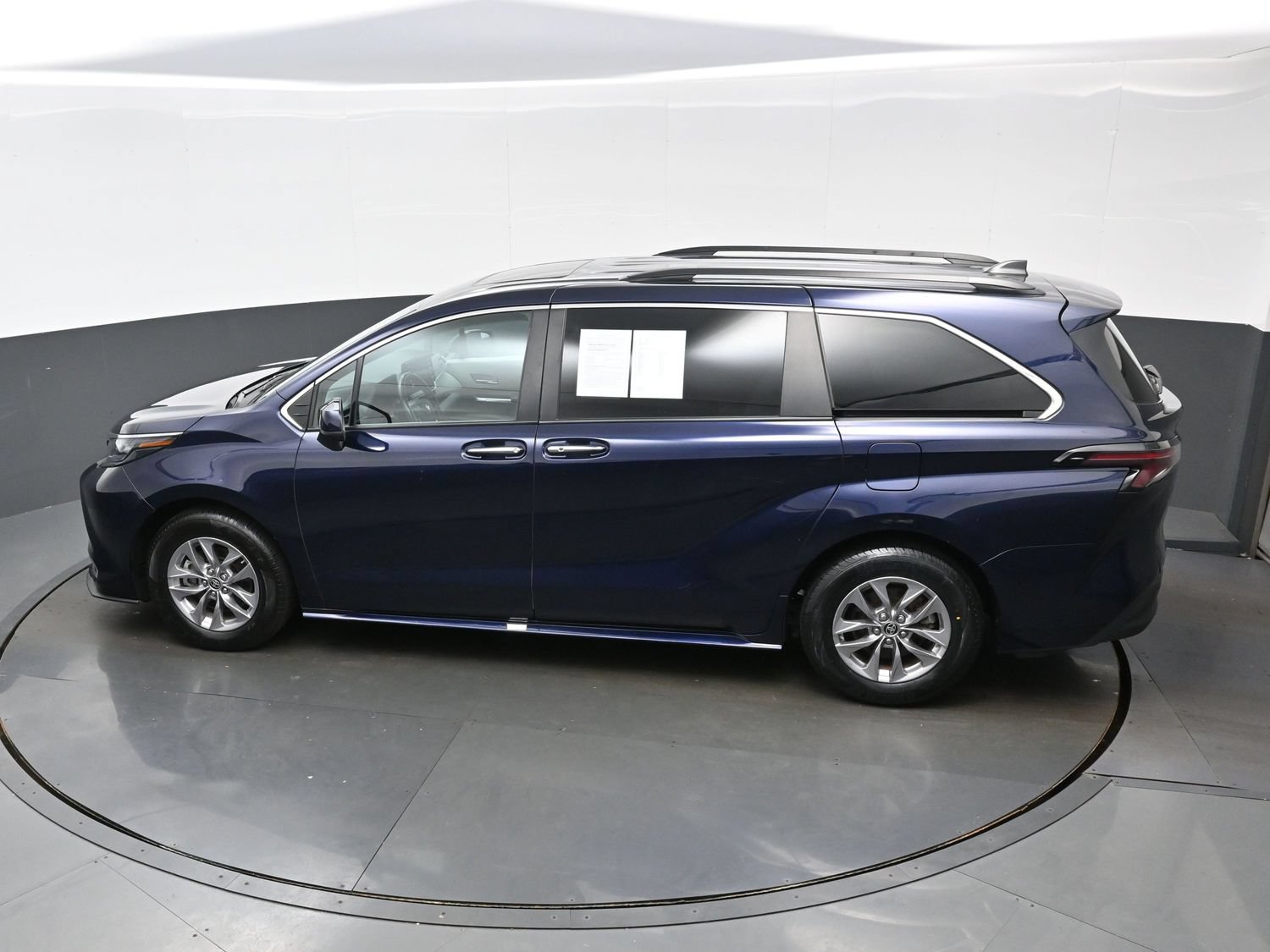 Used 2024 Toyota Sienna XLE FWD image 39