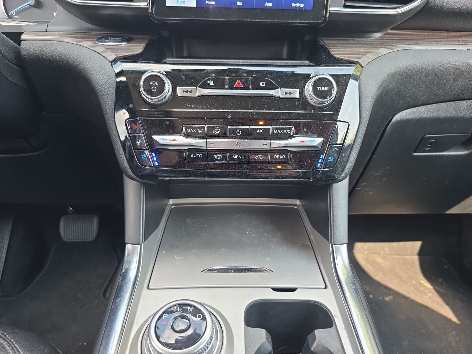 Used 2022 Ford Explorer Limited w/ Equipment Group 301A AWD/4WD image 13