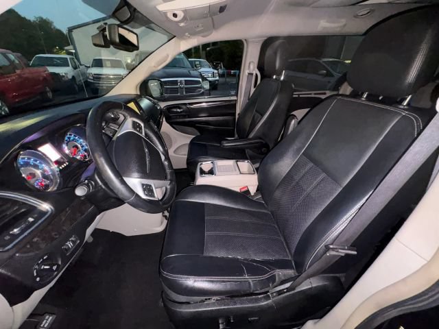 Used 2015 Chrysler Town & Country Touring-L w/ Driver Convenience Group FWD image 16