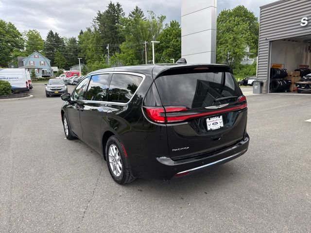 Used 2023 Chrysler Pacifica Touring-L FWD image 8