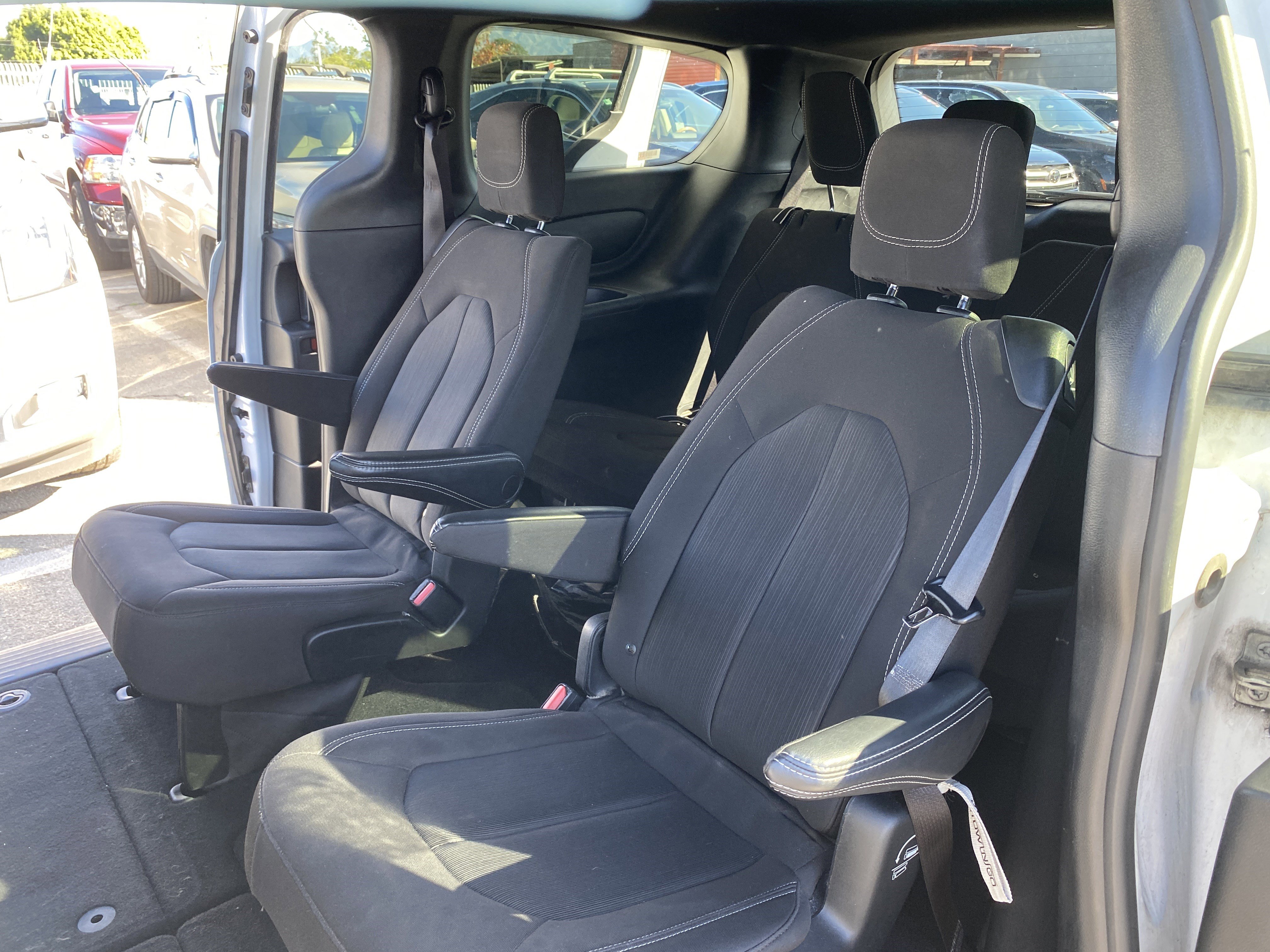 Used 2023 Chrysler Pacifica Touring image 16