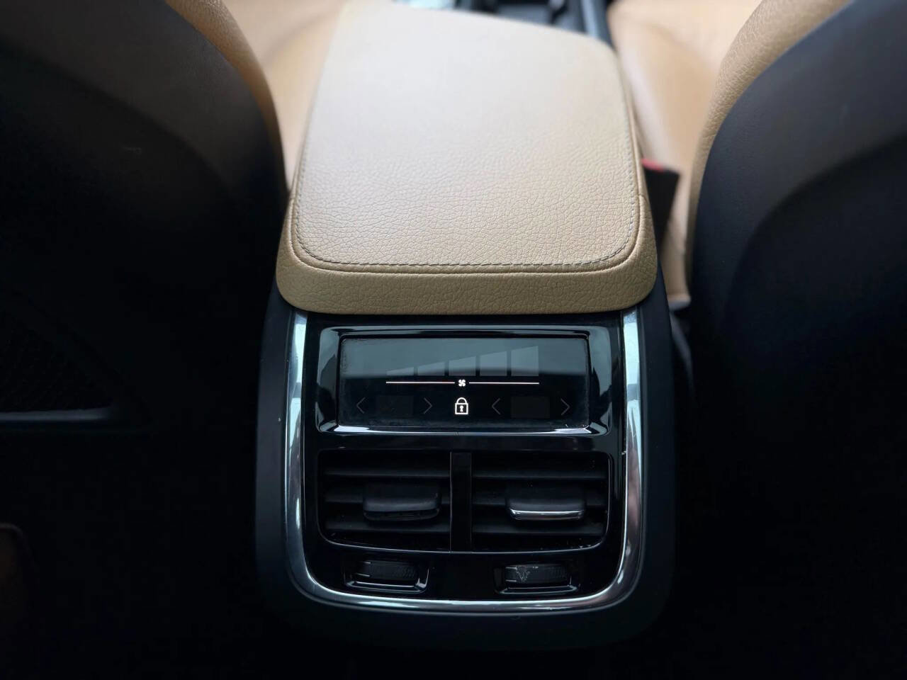 Used 2018 Volvo XC90 T6 Momentum w/ Convenience Package image 22