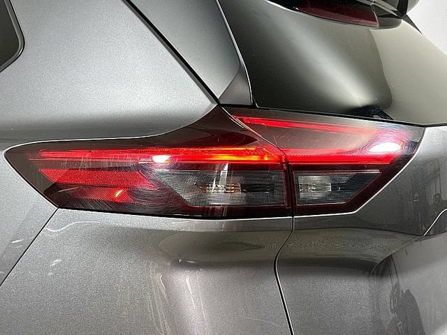 Used 2023 Nissan Rogue SV FWD image 23