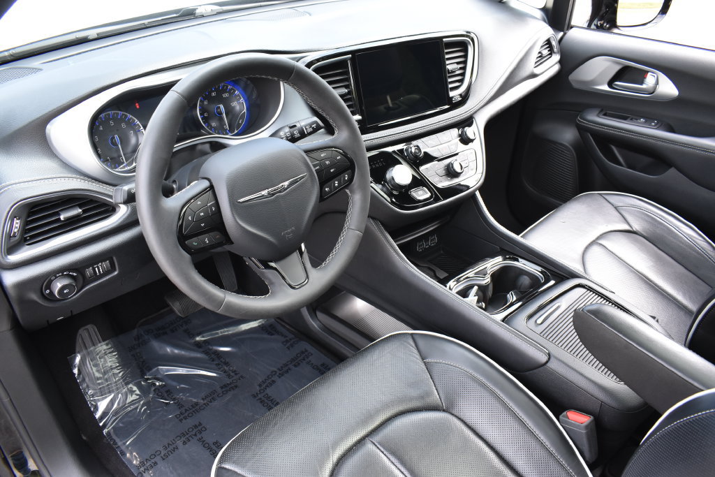 Used 2025 Chrysler Pacifica Limited FWD image 3