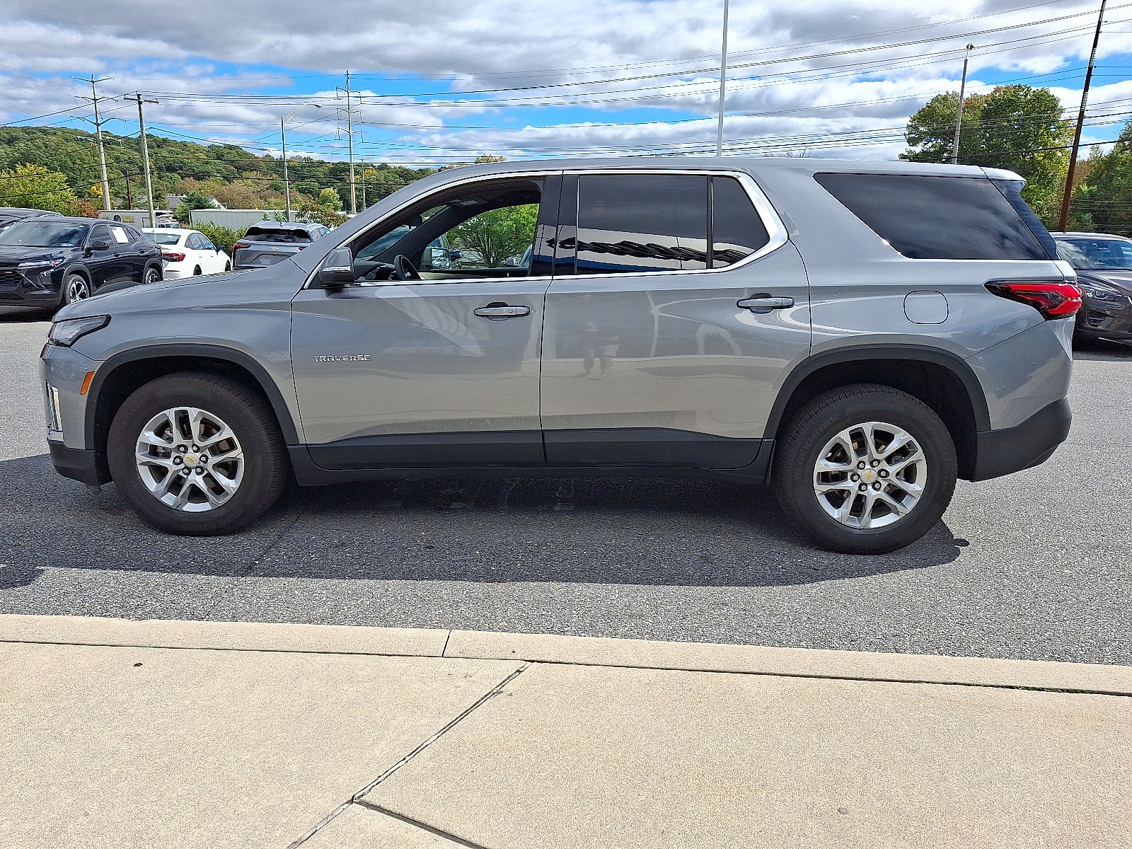 Certified 2023 Chevrolet Traverse LS w/ Safety Package FWD image 4