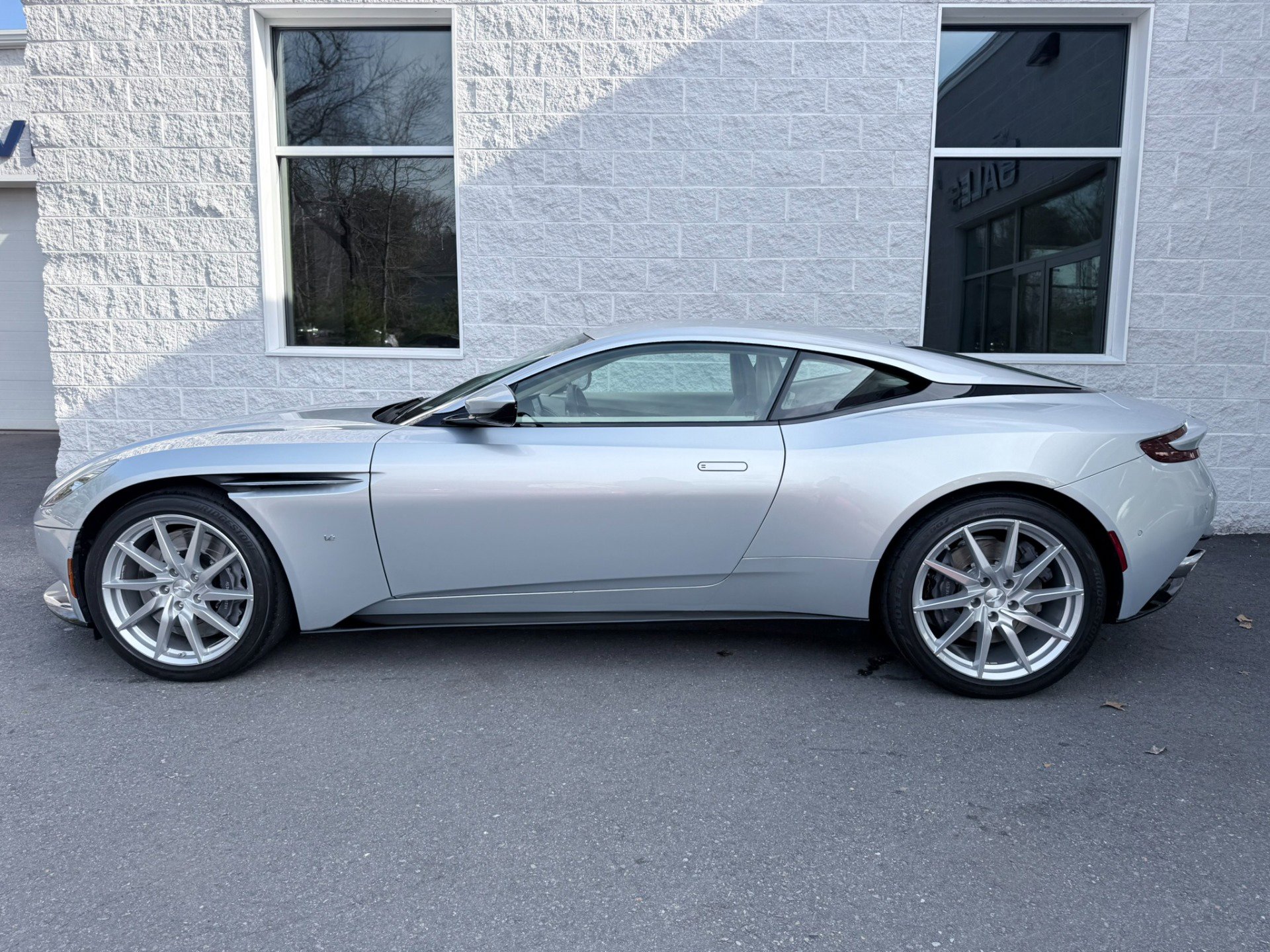 Used 2017 Aston Martin DB11 V12 image 5