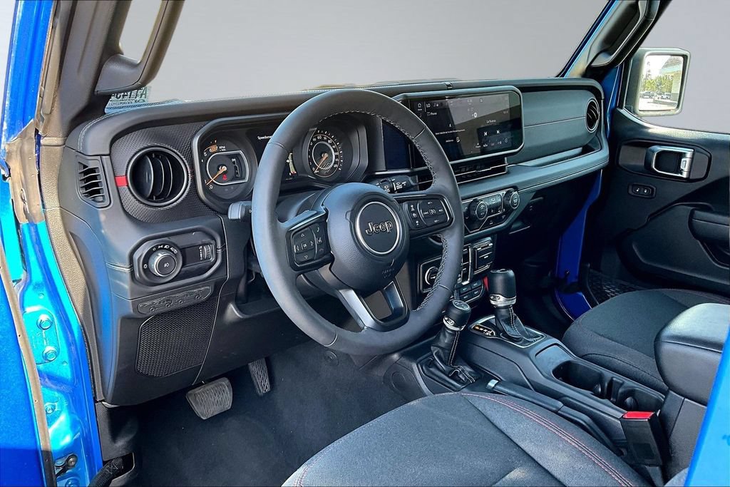 Used 2025 Jeep Wrangler Unlimited Rubicon w/ Convenience Group AWD/4WD image 4