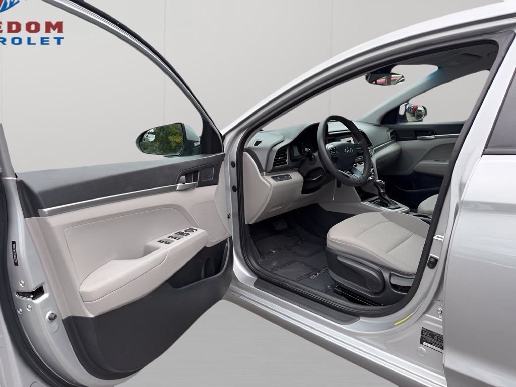 Used 2020 Hyundai Elantra SE FWD image 15