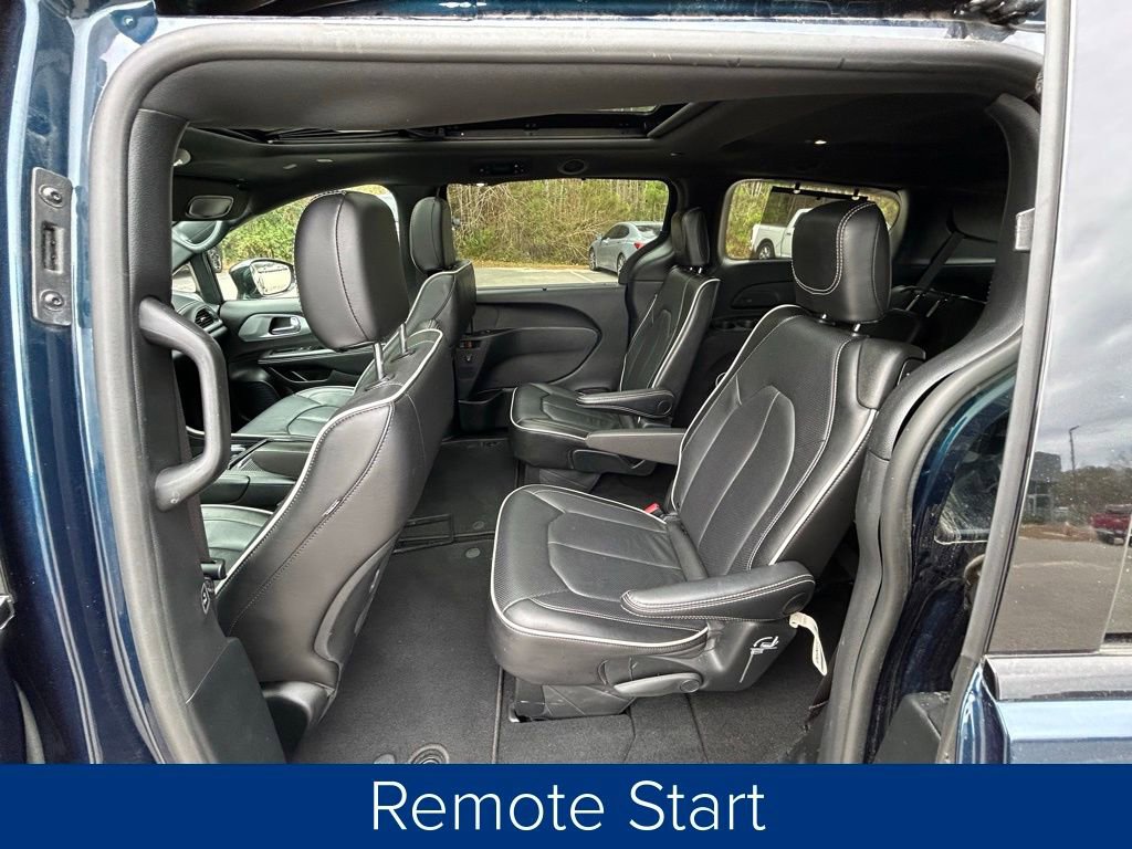 Used 2025 Chrysler Pacifica Limited image 17