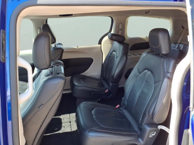 Used 2018 Chrysler Pacifica Touring-L Plus FWD image 12
