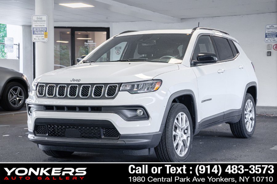 Used 2023 Jeep Compass Latitude w/ Sun and Sound Group AWD/4WD image 2