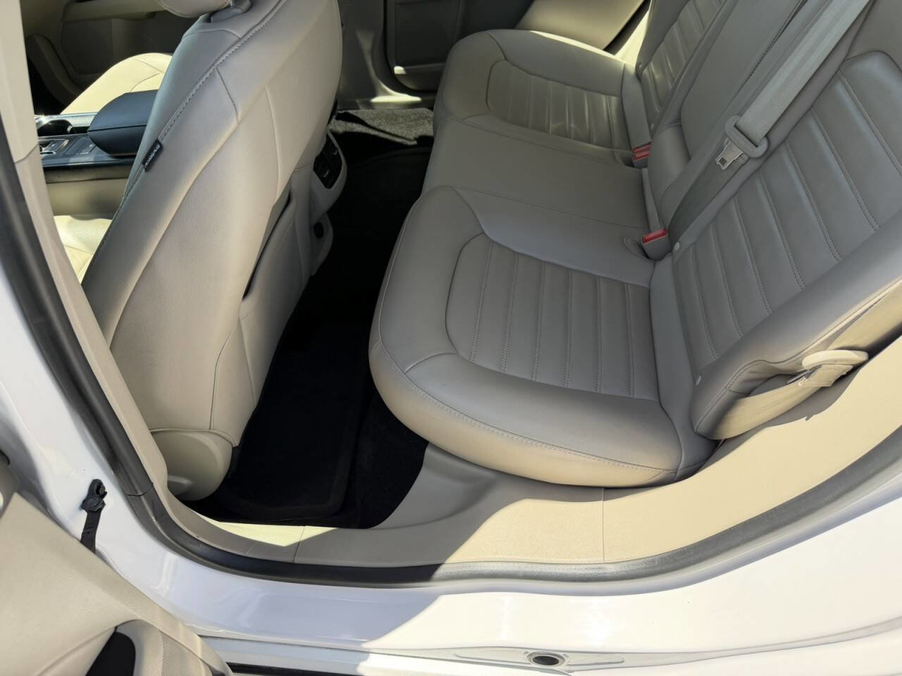 Used 2018 Ford Fusion SE w/ Fusion SE Technology Package FWD image 22