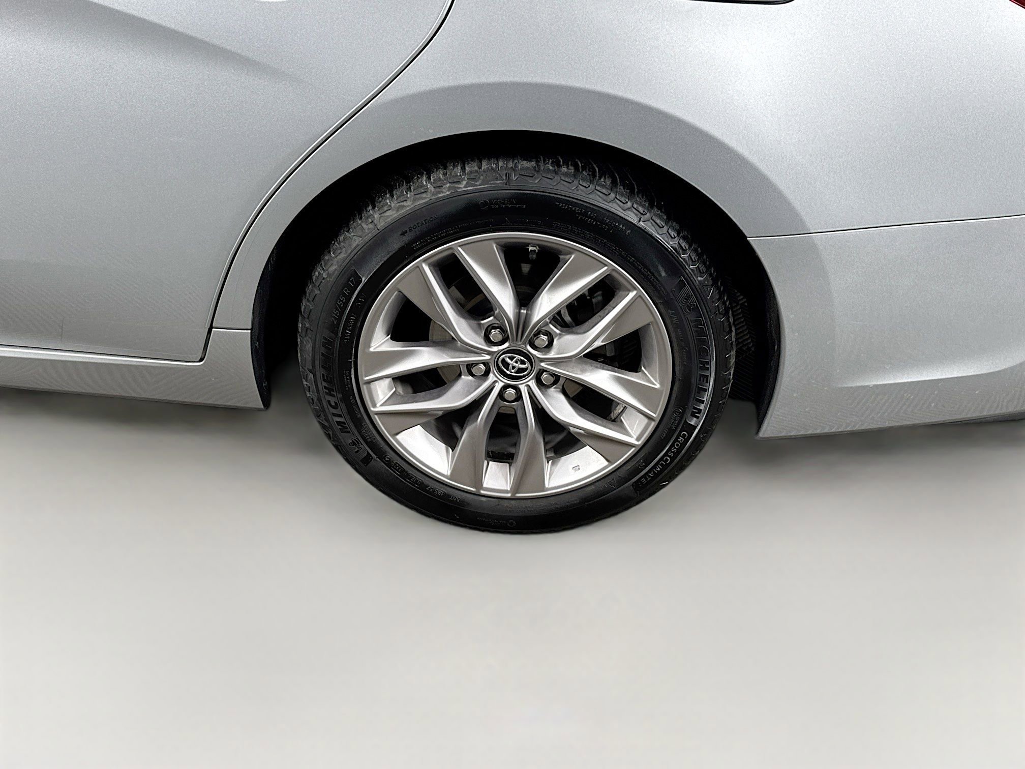 Certified 2019 Toyota Avalon XLE w/ Moonroof Package image 9