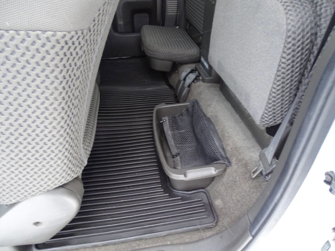 Used 2013 Nissan Frontier SV image 25