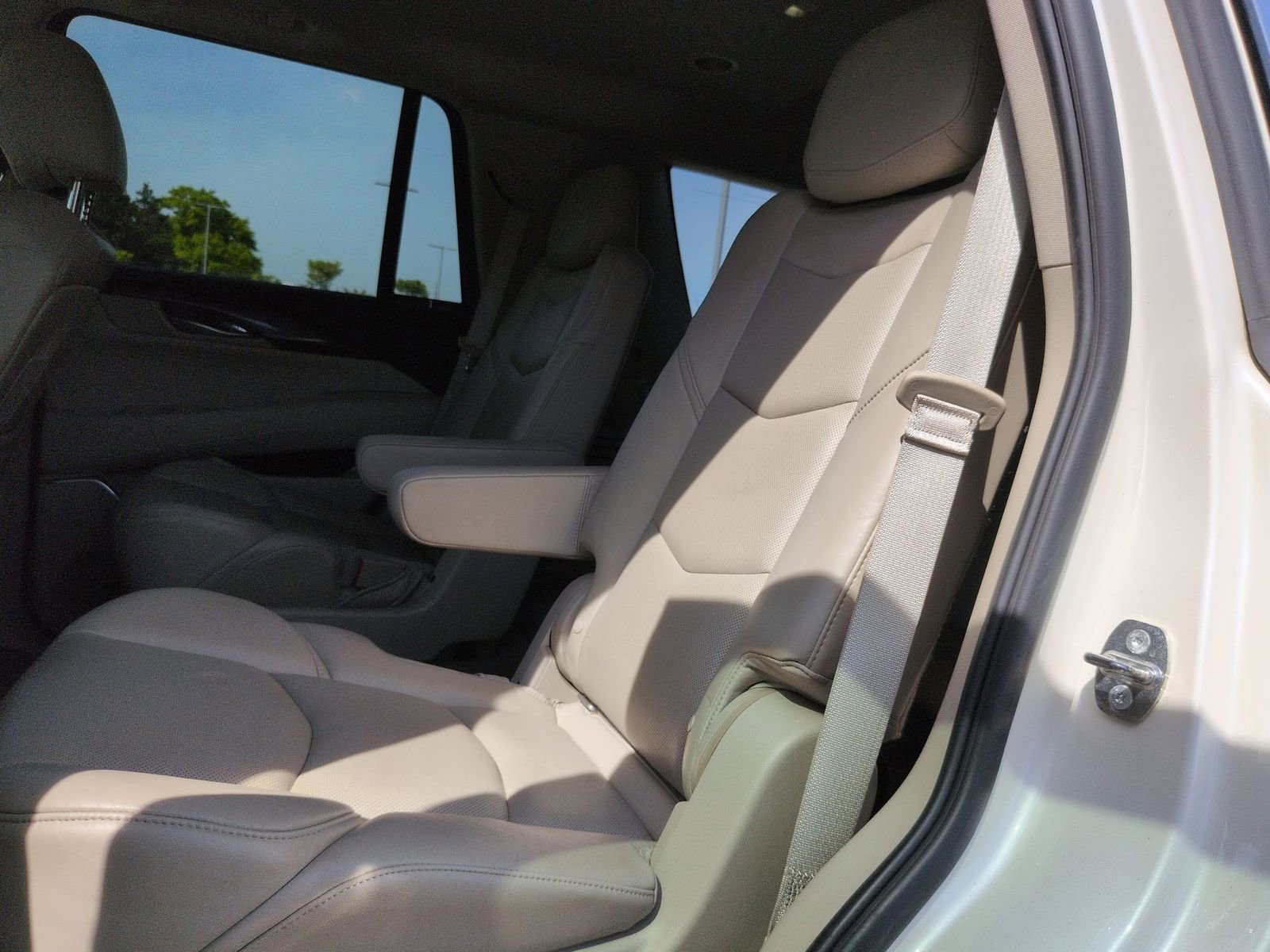 Used 2015 Cadillac Escalade Luxury image 30