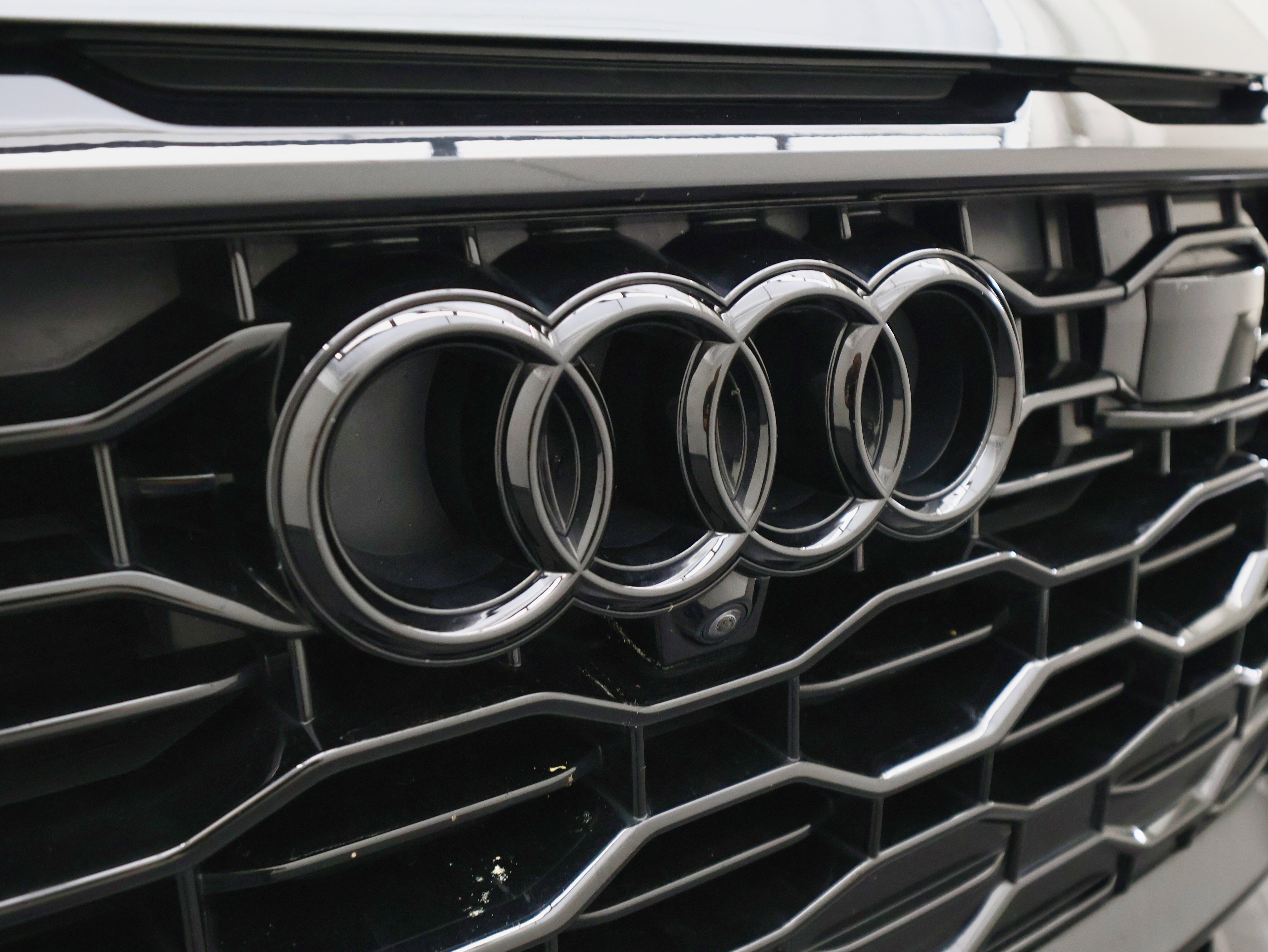 Used 2022 Audi RS Q8 w/ Black Optic Package image 20