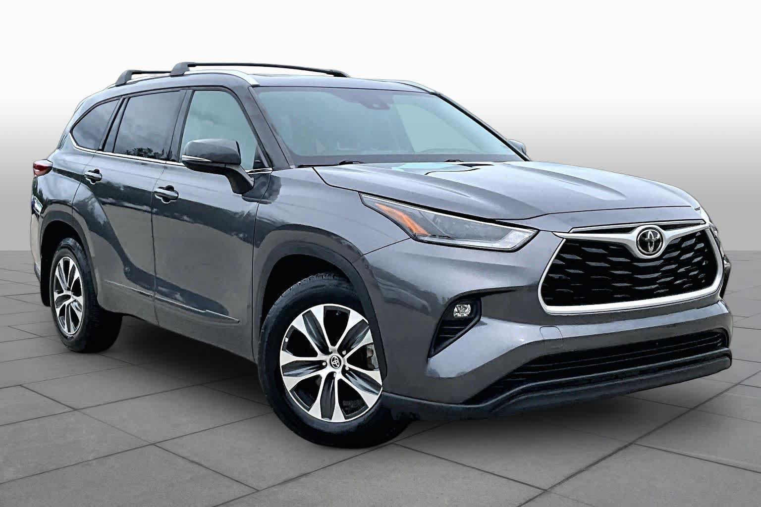 Used 2021 Toyota Highlander XLE AWD/4WD image 3
