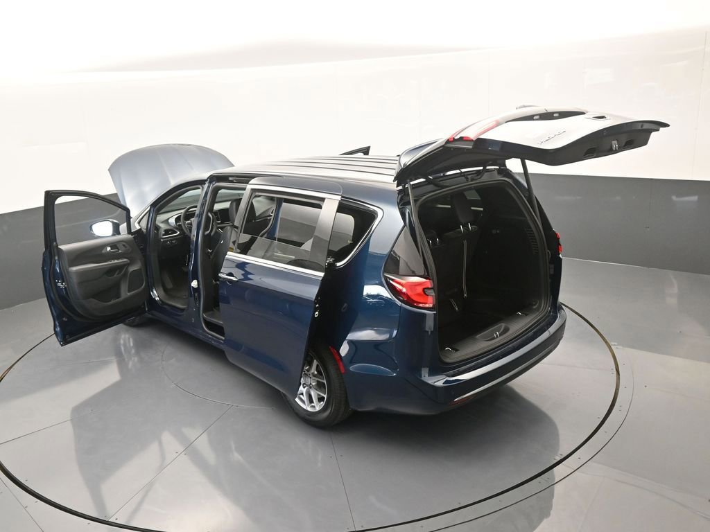 Used 2025 Chrysler Pacifica Select image 60