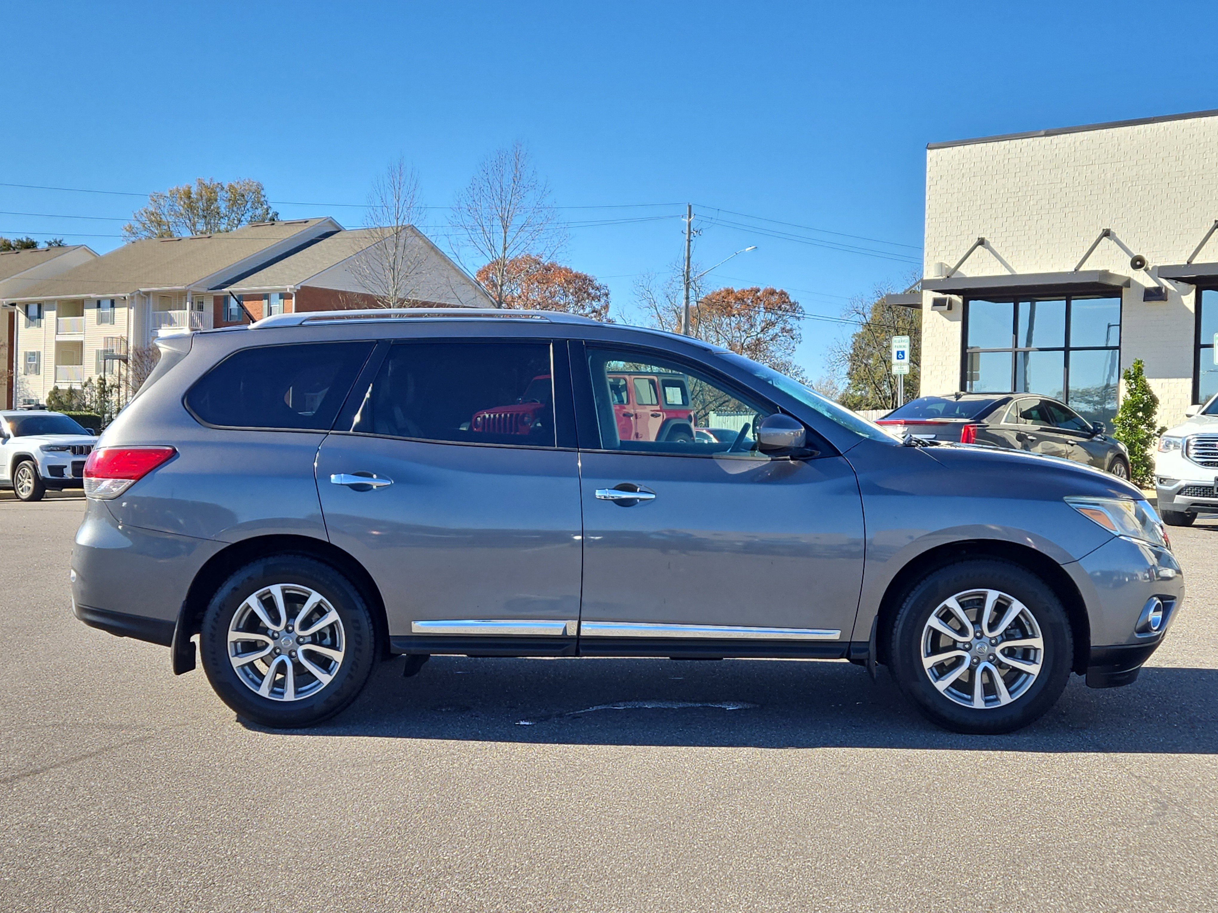 Used 2015 Nissan Pathfinder SL image 5