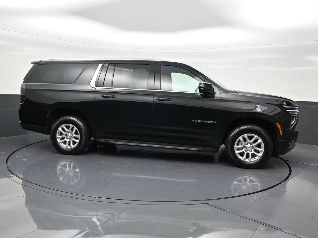 Used 2025 Chevrolet Suburban LT image 7