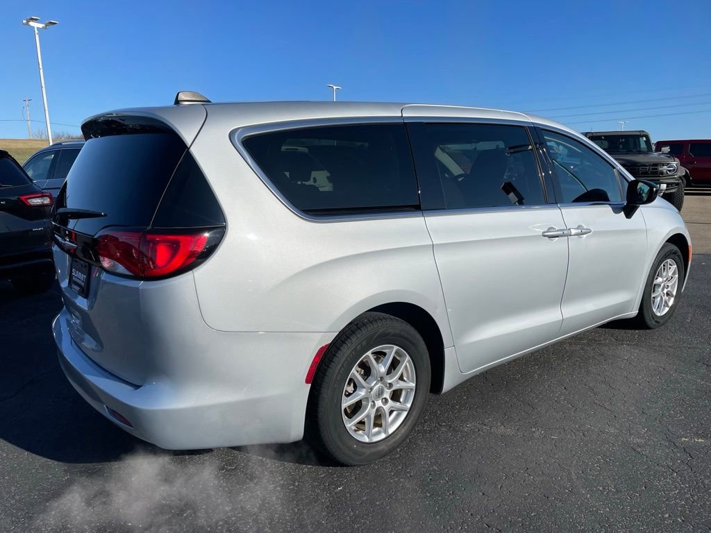 Used 2024 Chrysler Voyager LX image 4