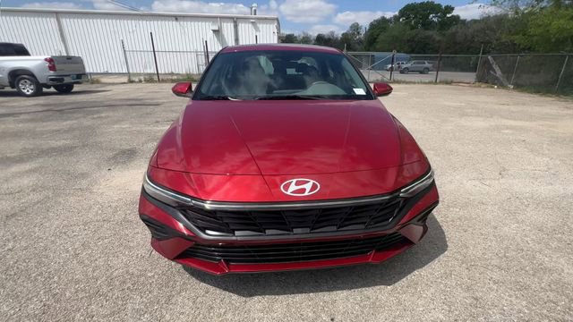 Used 2025 Hyundai Elantra SEL image 3