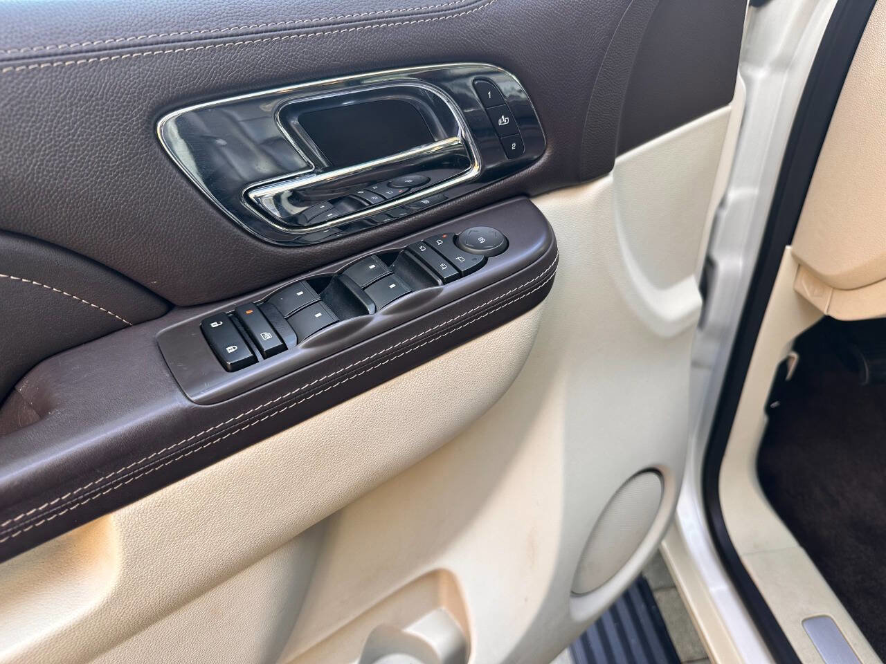 Used 2011 Cadillac Escalade Platinum image 54