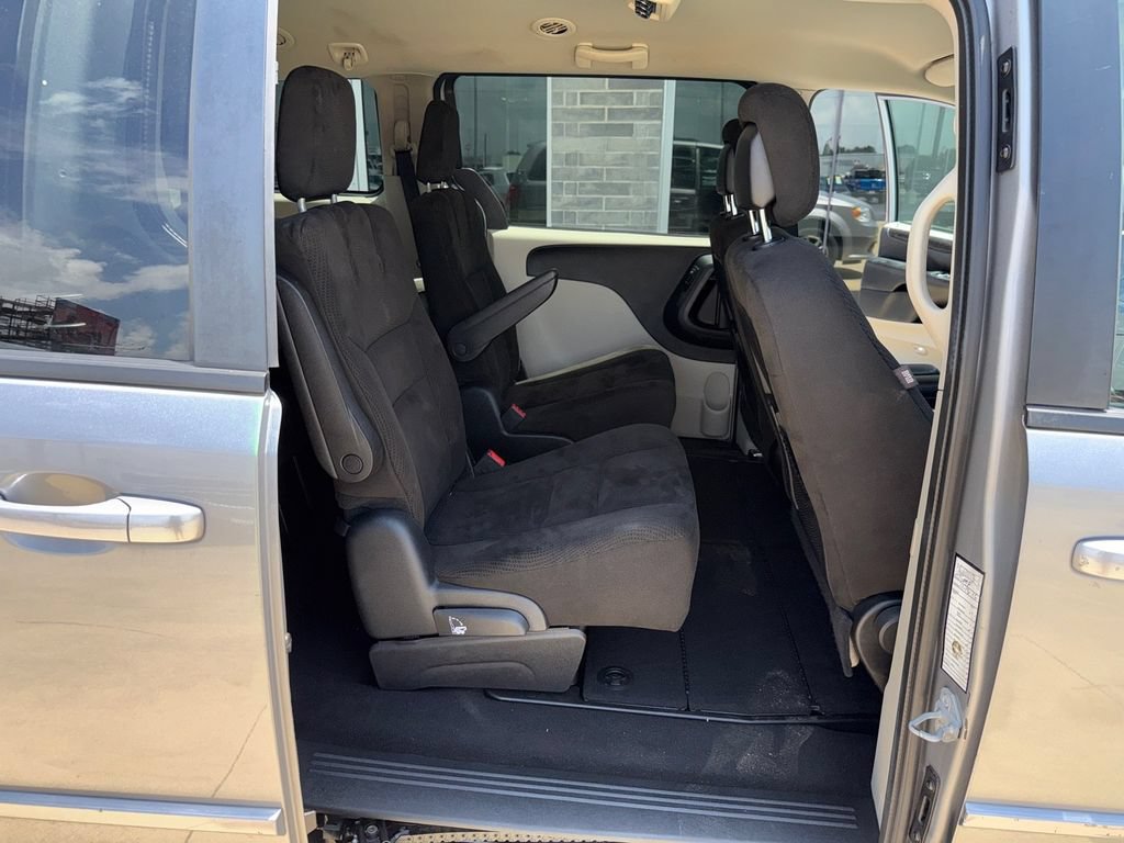Used 2016 Dodge Grand Caravan SXT w/ Rear Park Assist Package FWD image 16