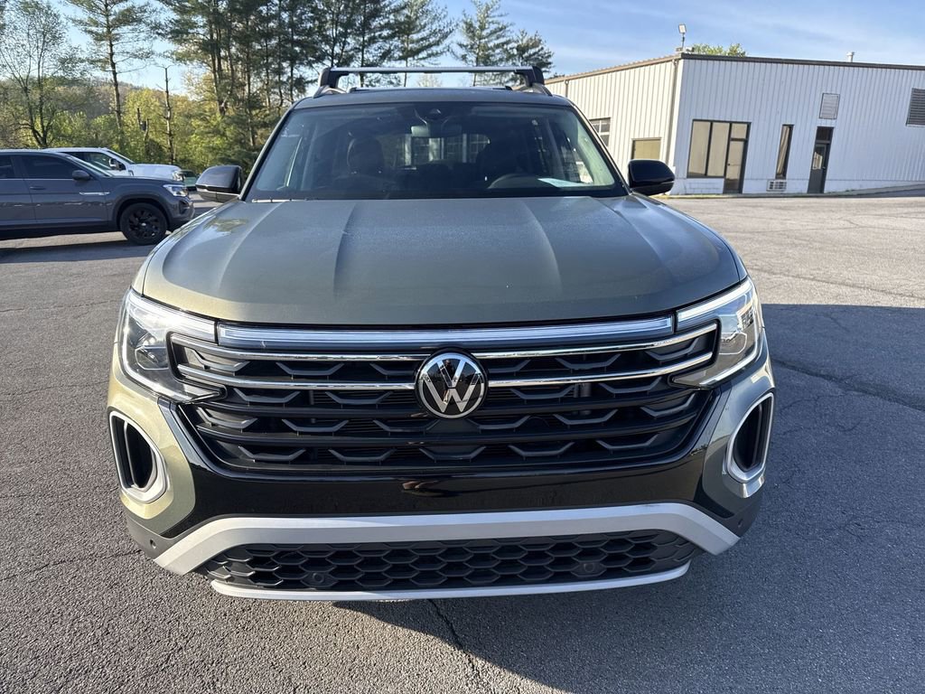 Used 2025 Volkswagen Atlas Peak Edition SE image 2