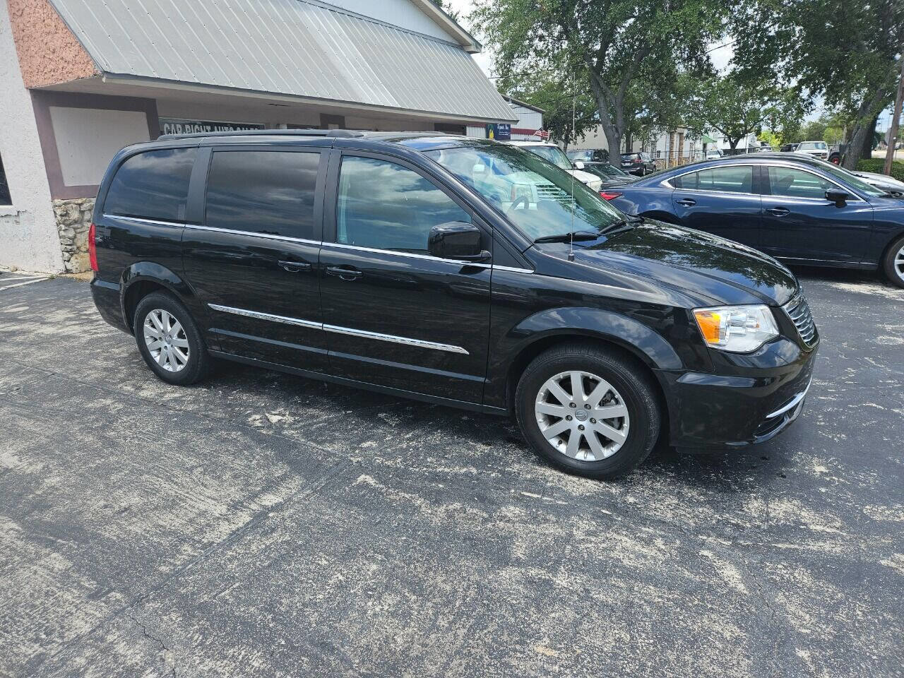 Used 2015 Chrysler Town & Country Touring FWD image 3