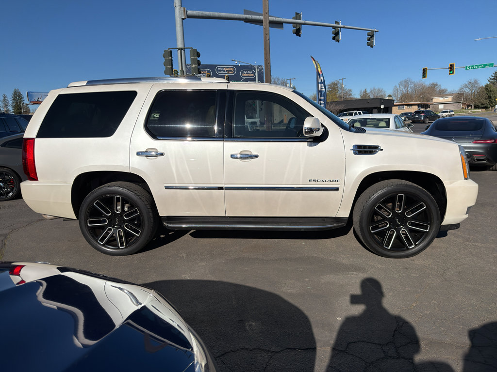 Used 2011 Cadillac Escalade Luxury image 9