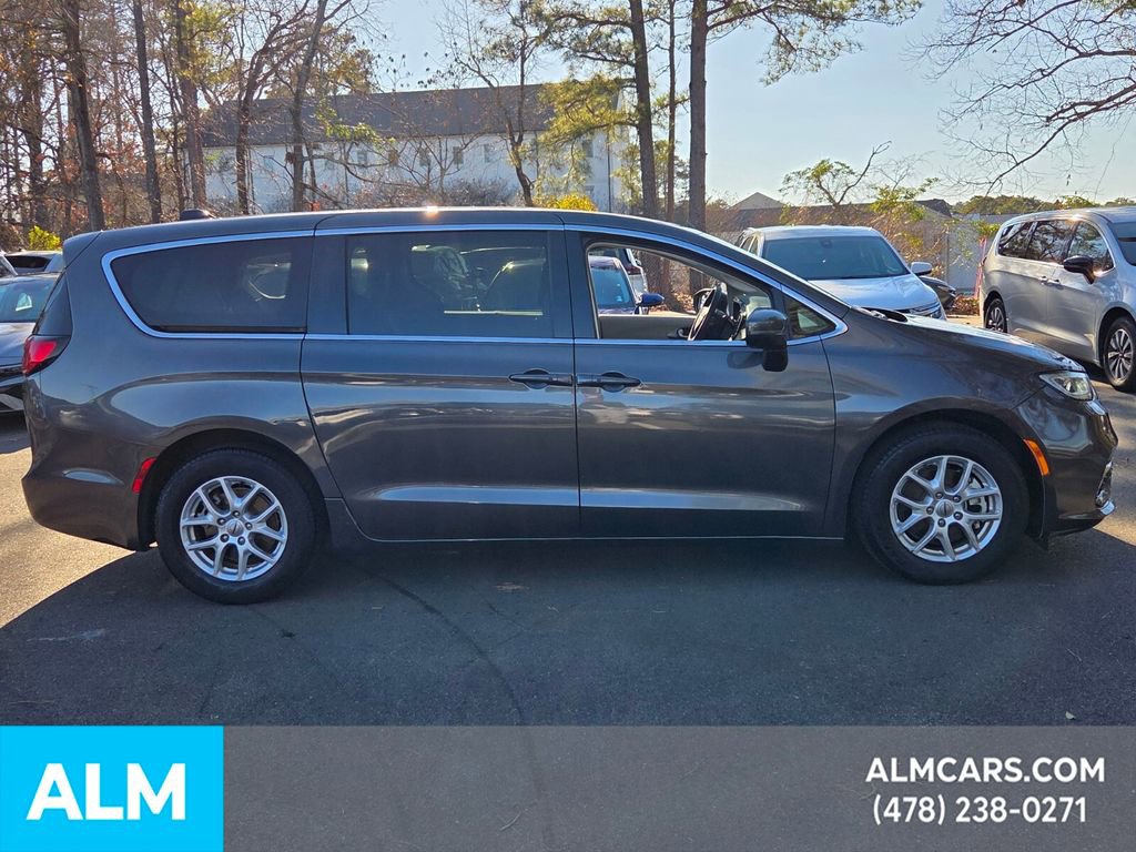 Used 2023 Chrysler Pacifica Touring-L image 8