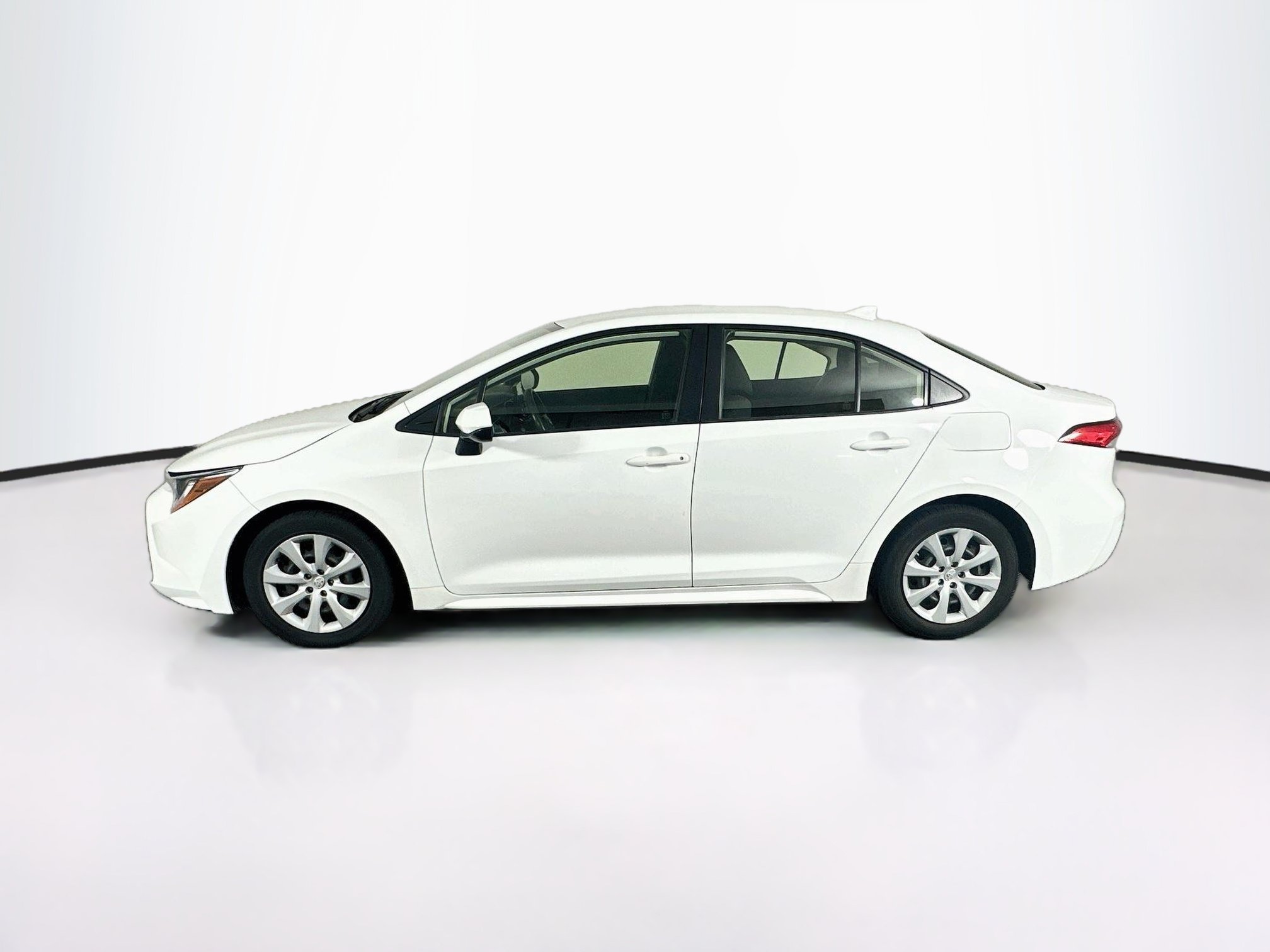 Used 2022 Toyota Corolla LE FWD image 4